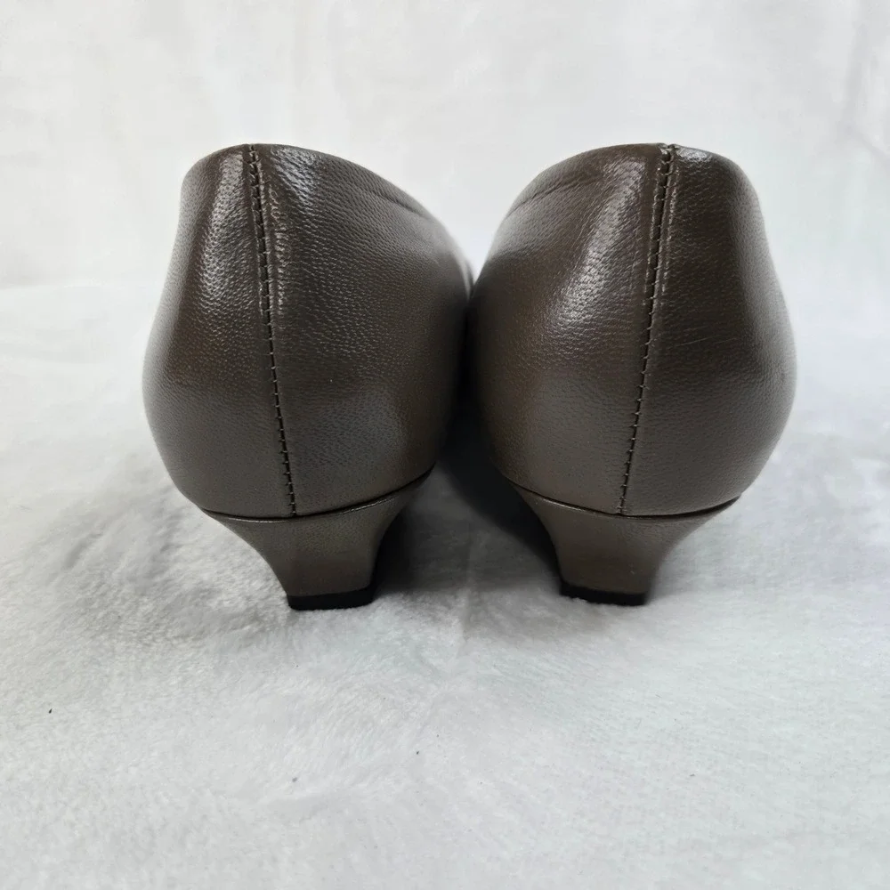 Easy Spirit Womens Taupe Leather Low Wedge Heel Pumps Almond Toe Shoes Size 7